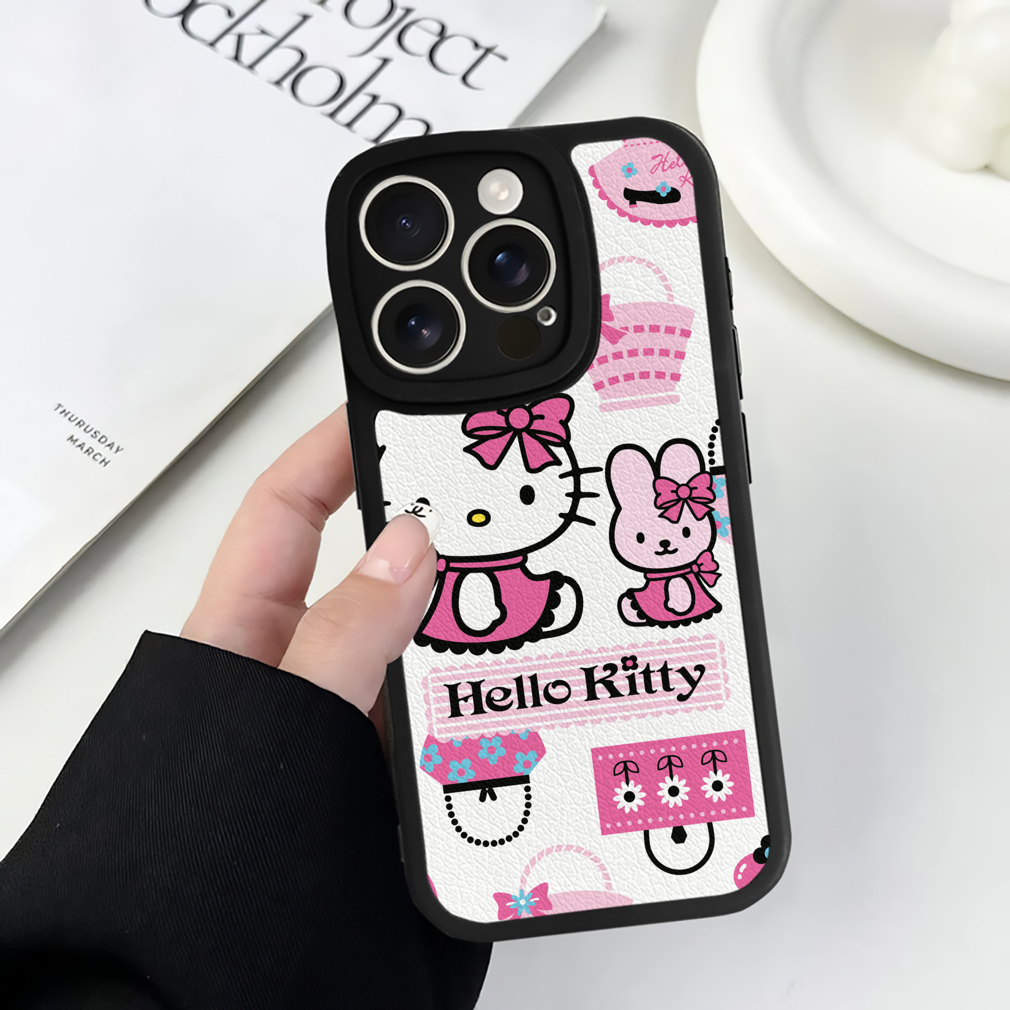 （画像用） Hello Kitty ハローキティ 【iPhone 16シリーズ対応】シリコンスマホケース（レザー調） 材質：シリコン
